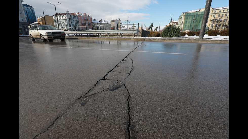 Напука се пътната настилка в района на "Лъвов мост"