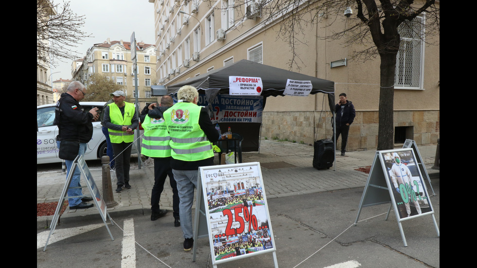 Протест в центъра на София: Полицаи и надзиратели разпънаха палатков лагер