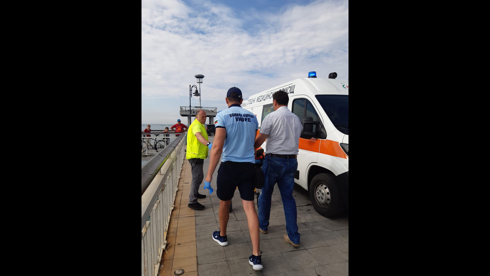 Общински инспектор извади удавник край Моста в Бургас