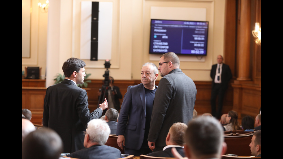 Депутатите обсъждат отстраняването на председателя на парламента