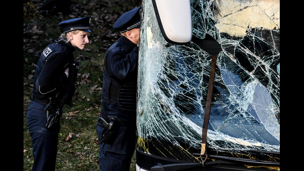Две деца загинаха при катастрофа с училищен автобус в Германия