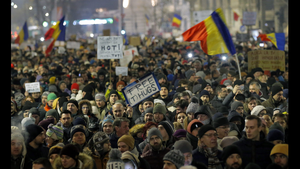 Десетки хиляди на протест в Румъния