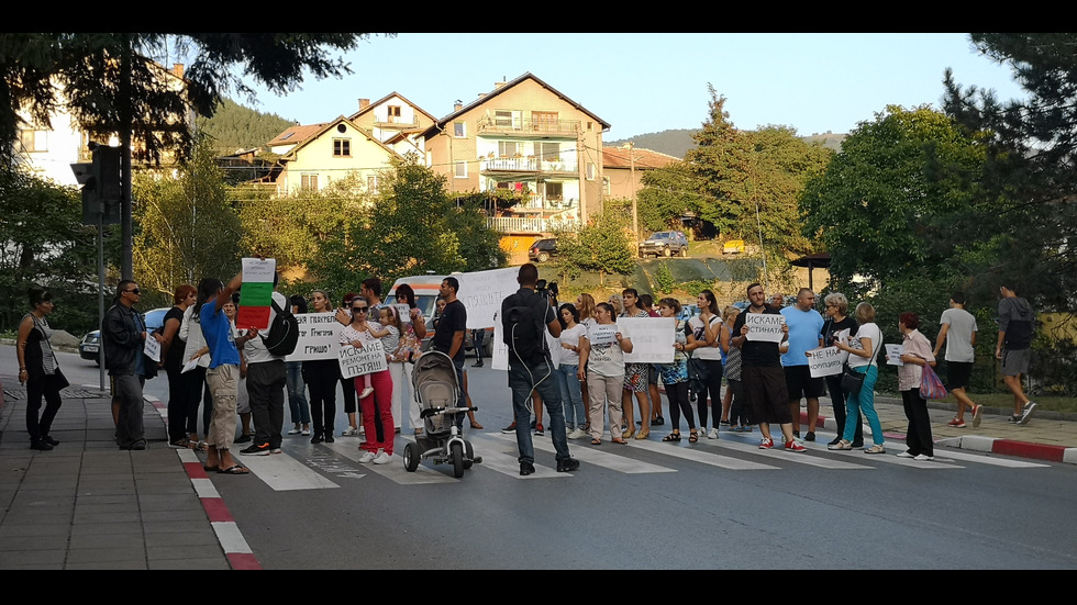 ПРОТЕСТИТЕ В СВОГЕ: Хората продължават да настояват за безопасен път