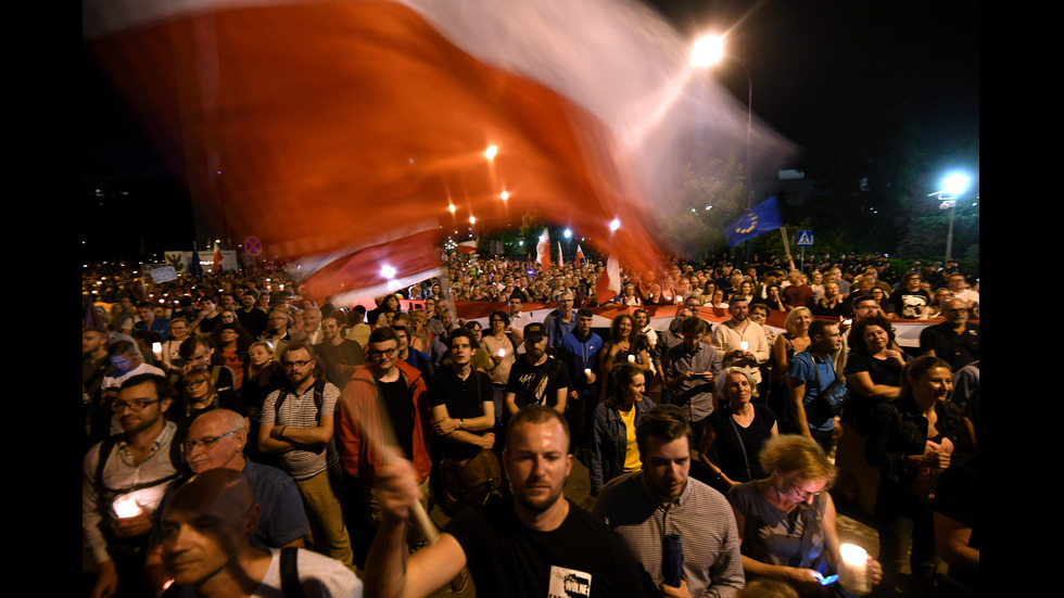 Десетки хиляди поляци излязоха отново по улиците на Варшава