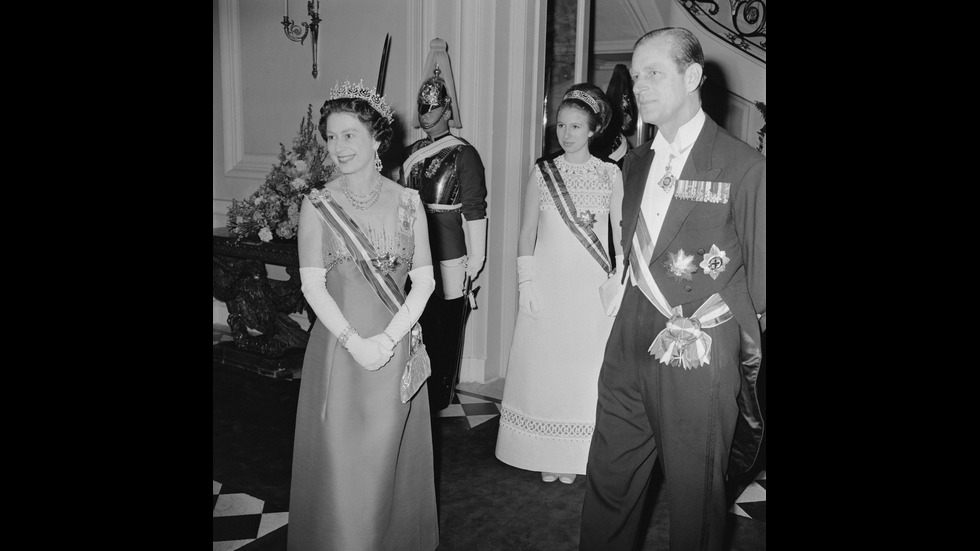 Кралица Елизабет и принц Филип отбелязват 73 години брак