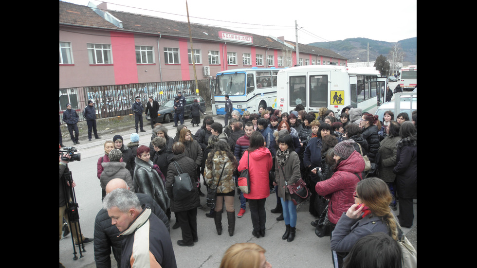 Над 100 шивачки на протест в Дупница