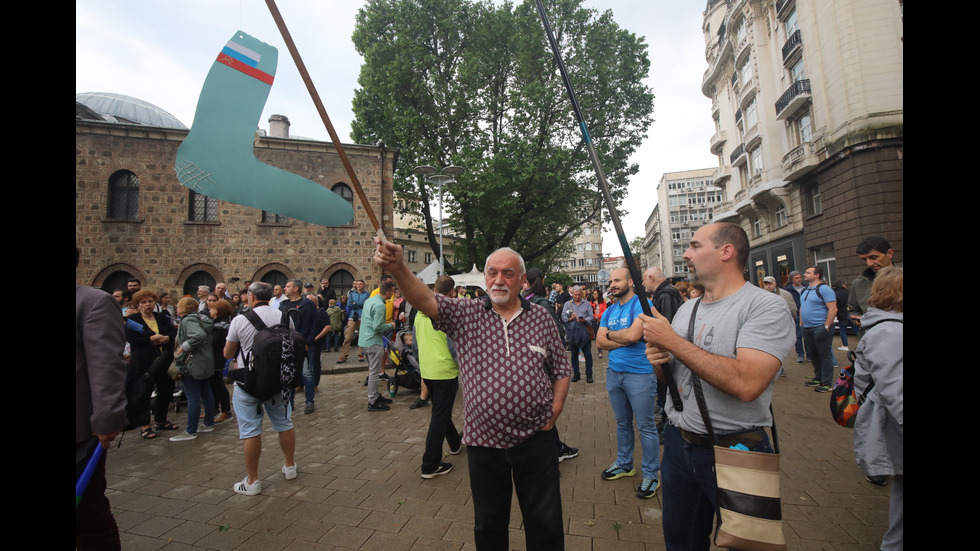 Протест пред президентството срещу думите на Радев, че мандатът вече е "дискредитиран"