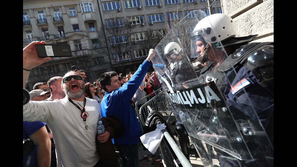 Няколкостотин демонстранти протестират в Белград