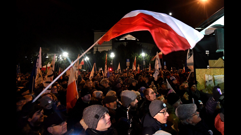 Парламентарна криза и масови протести в Полша