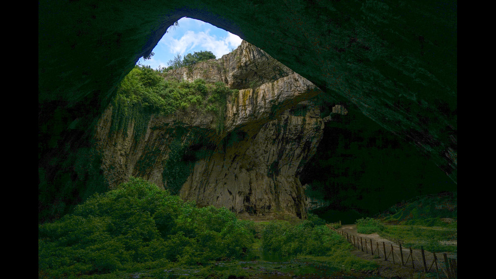 Магичните Крушунски водопади и Деветашката пещера