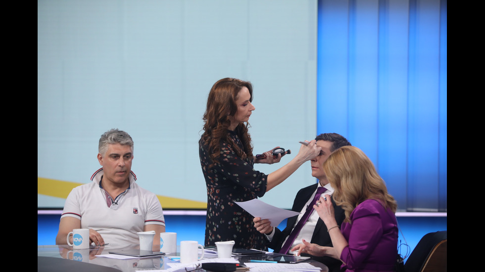 ЗАД КАДЪР: Изборният ден по NOVA В СНИМКИ