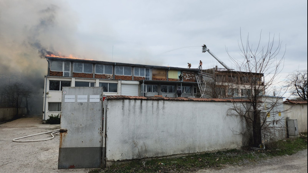 Гори покрив на хале за обработка на облекла в Пловдив (СНИМКИ)