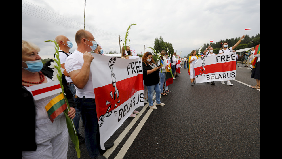35 000 души в Литва се подредиха в жива верига