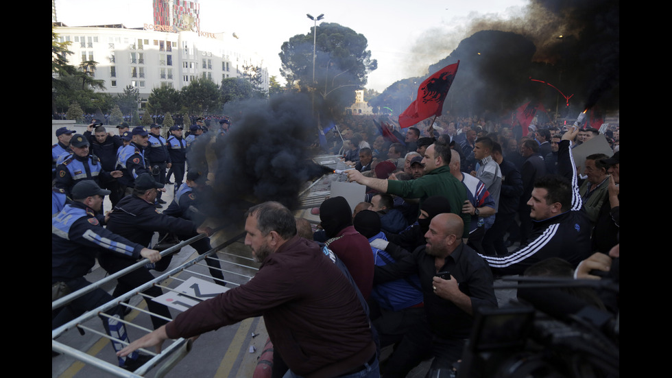 Полицай беше ранен на митинга на опозицията в Тирана