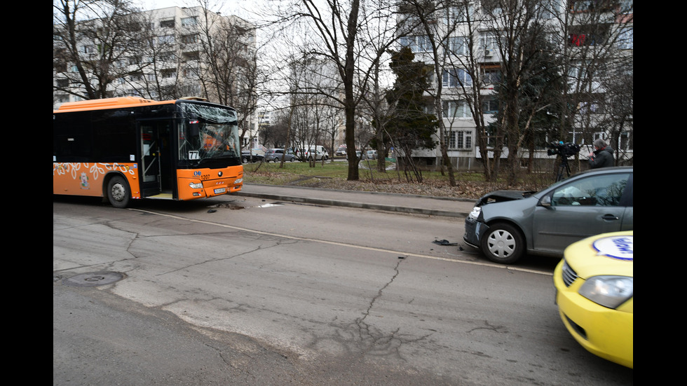 Двама пострадаха при катастрофа с автобус в София