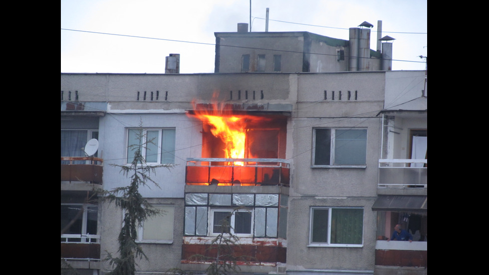 Евакуираха няколко семейства заради пожар в жилищен блок