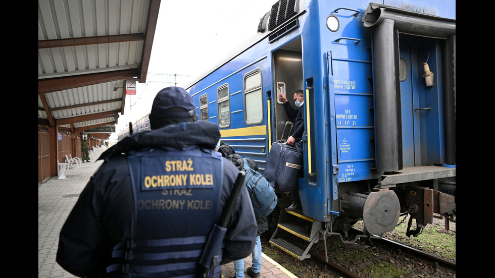 Хиляди украинци се евакуират към Полша и Словакия