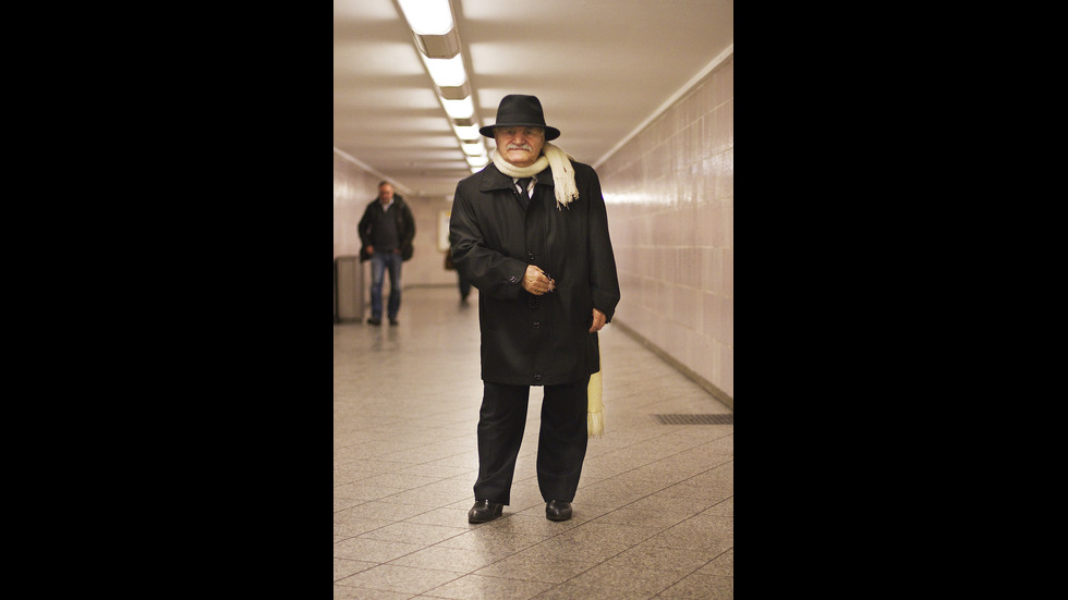 86-годишен шивач сам реклама бизнеса си