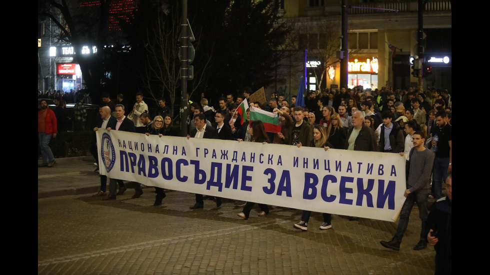 Задържаха мъж, пуснал заря на протеста в центъра на София