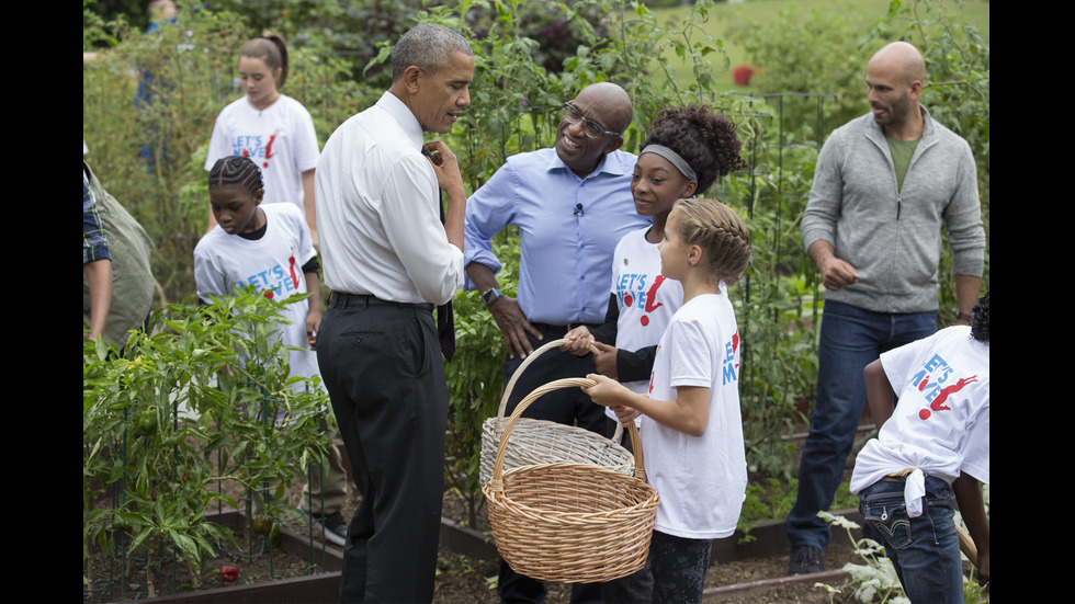 Мишел Обама вади моркови, картофи и фъстъци от градината на Белия дом
