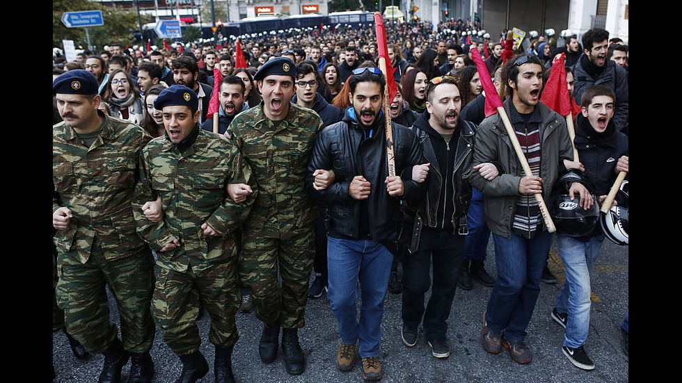 СБЛЪСЪЦИ В АТИНА: Полицията разпръсна протестиращите с водни струи