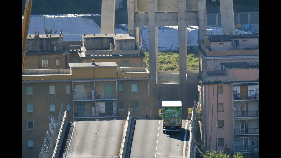 Спасителната операция в Генуа - търсят хора под отломките на моста