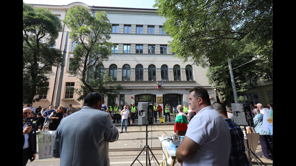 ВСС обсъжда отстраняването на Гешев, граждани протестират