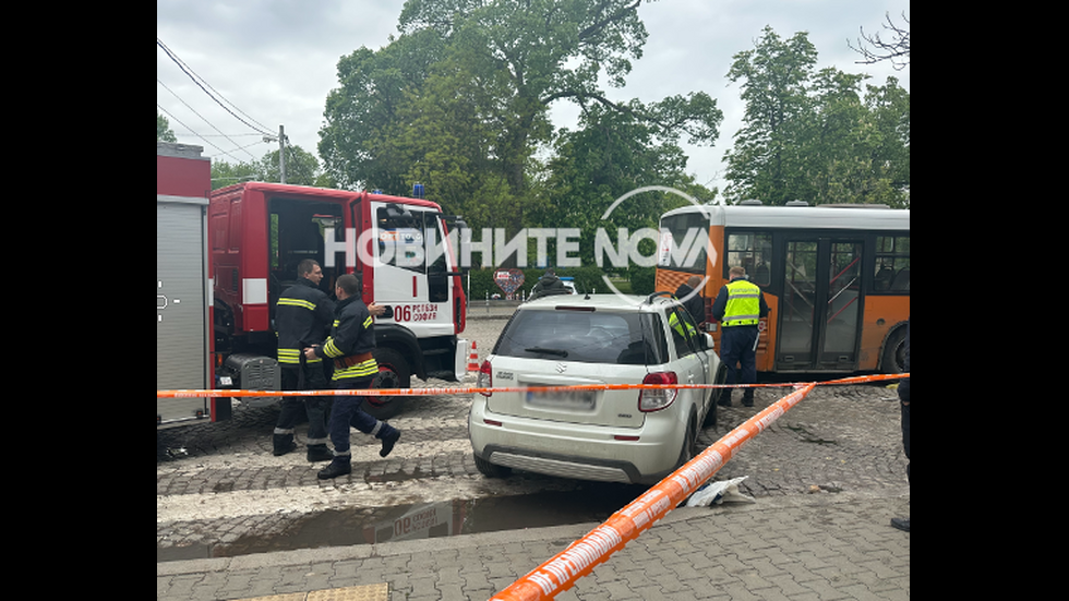 Кола блъсна пешеходец, докато се качвал в автобус на градския транспорт в София