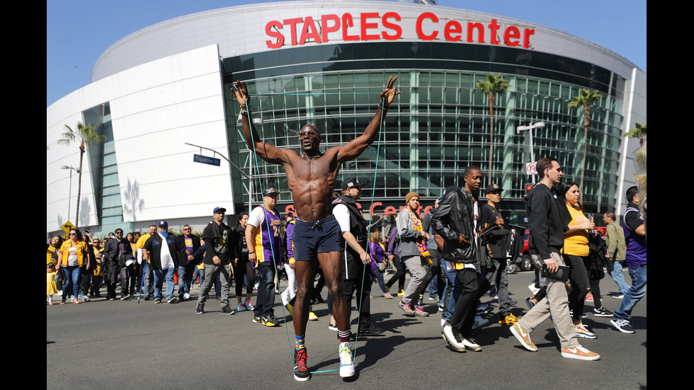 Хиляди се простиха с Коби Брайънт