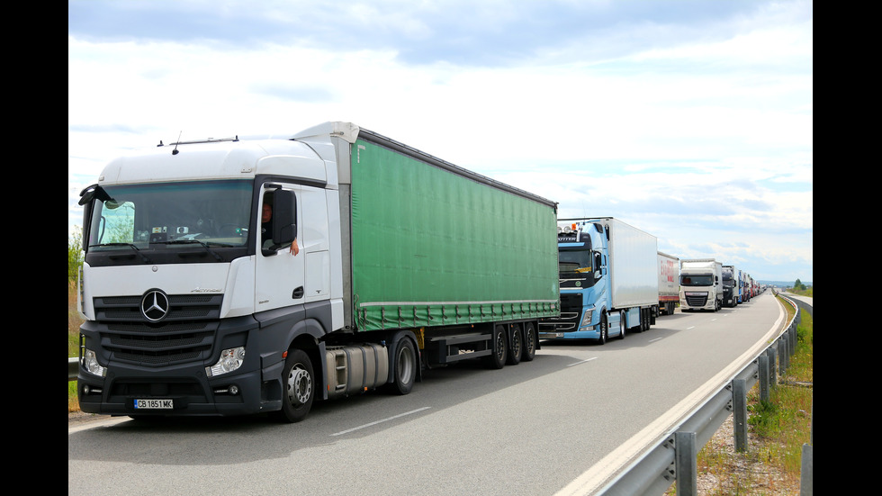 Километрична колона от ТИР-ове на Дунав мост 2