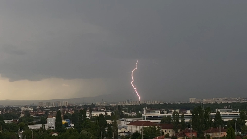 Силни бури и градушки на много места в страната