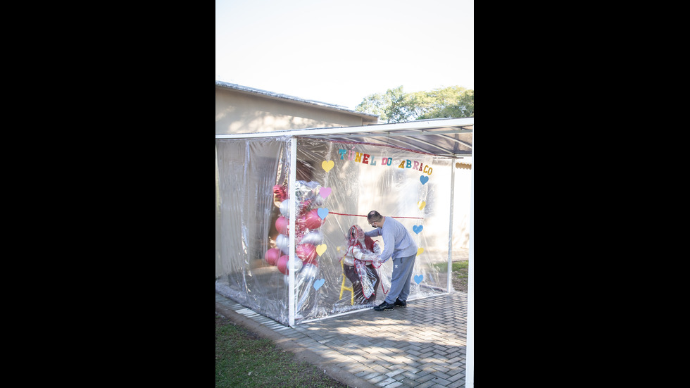 Бразилска болница построи "Тунел на прегръдките"