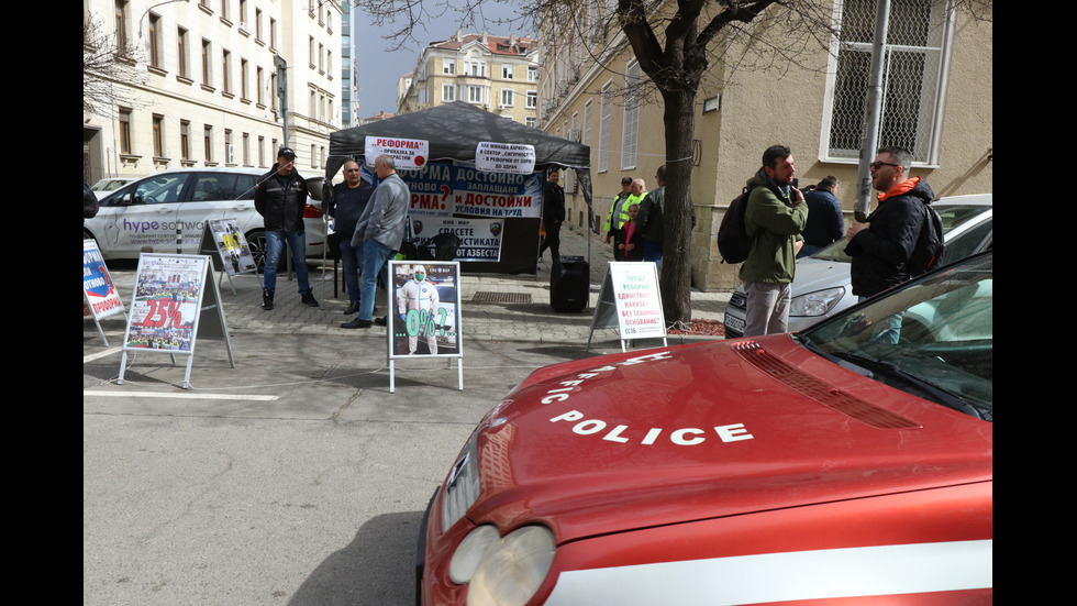 Протест в центъра на София: Полицаи и надзиратели разпънаха палатков лагер