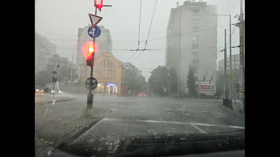 Паднали дървета, наводнени мазета и прекъснато електричество при силна буря в Хасково