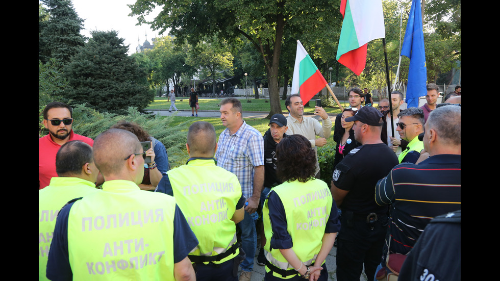 Протестиращи посрещнаха с яйца депутатите пред НС