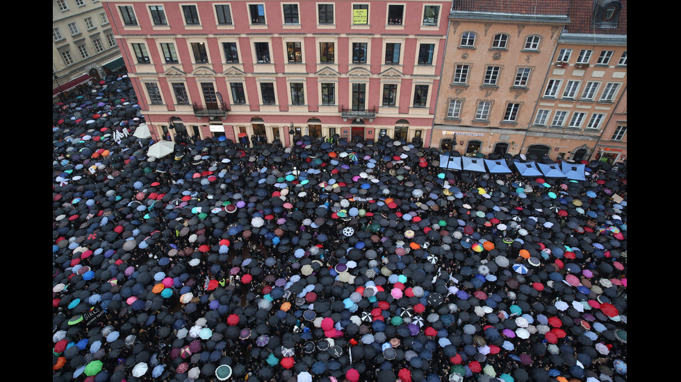 Десетки хиляди протестираха срещу забраната на абортите в Полша