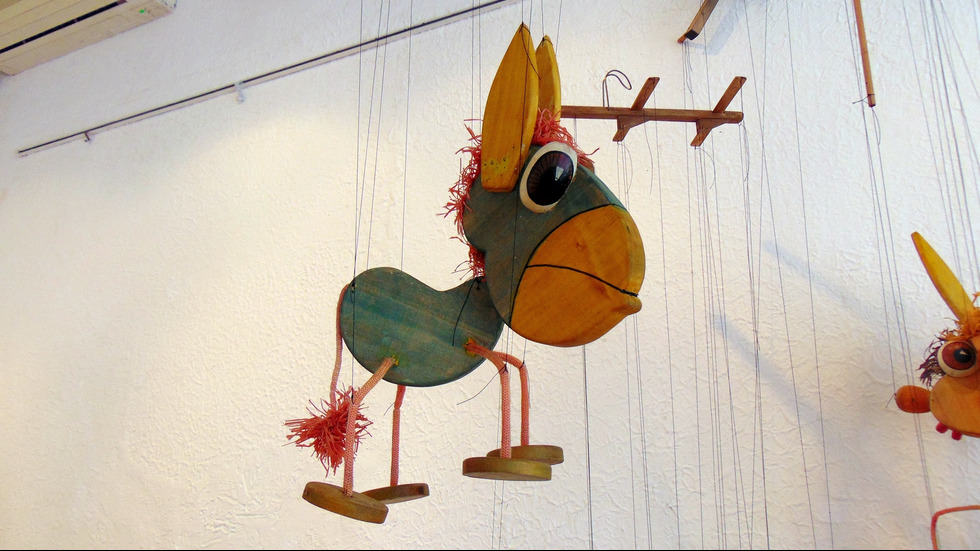 В света на куклите