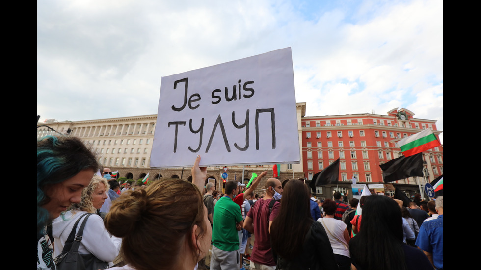 Шестият протест в София започна без напрежение