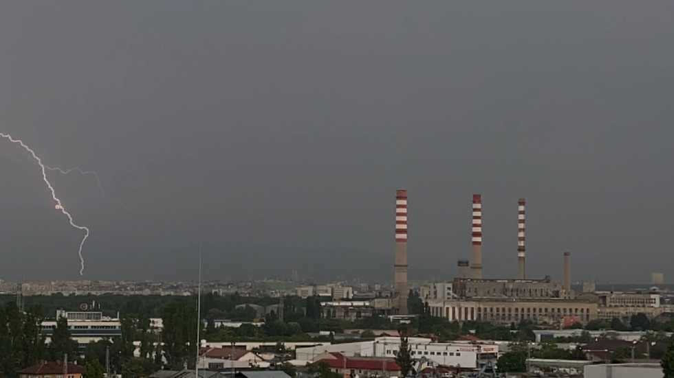 Силни бури и градушки на много места в страната