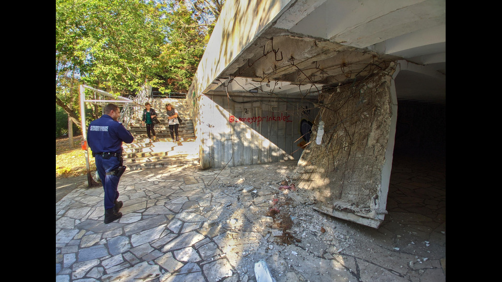 Срути се част от тавана на подлеза до Делфинариума във Варна