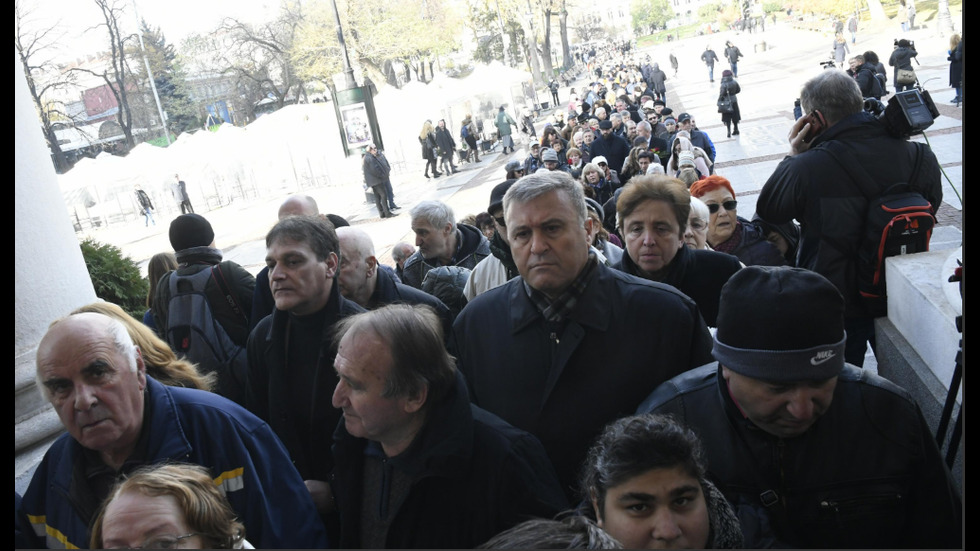 Поклонението пред Ламбо в Народния театър