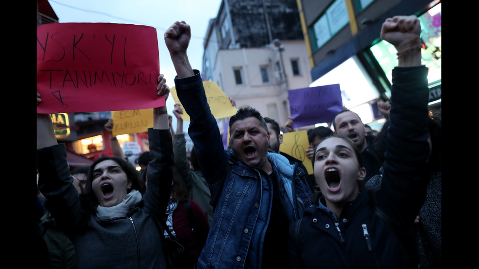 СЛЕД РЕФЕРЕНДУМА: Шумни празненства и протести в Истанбул