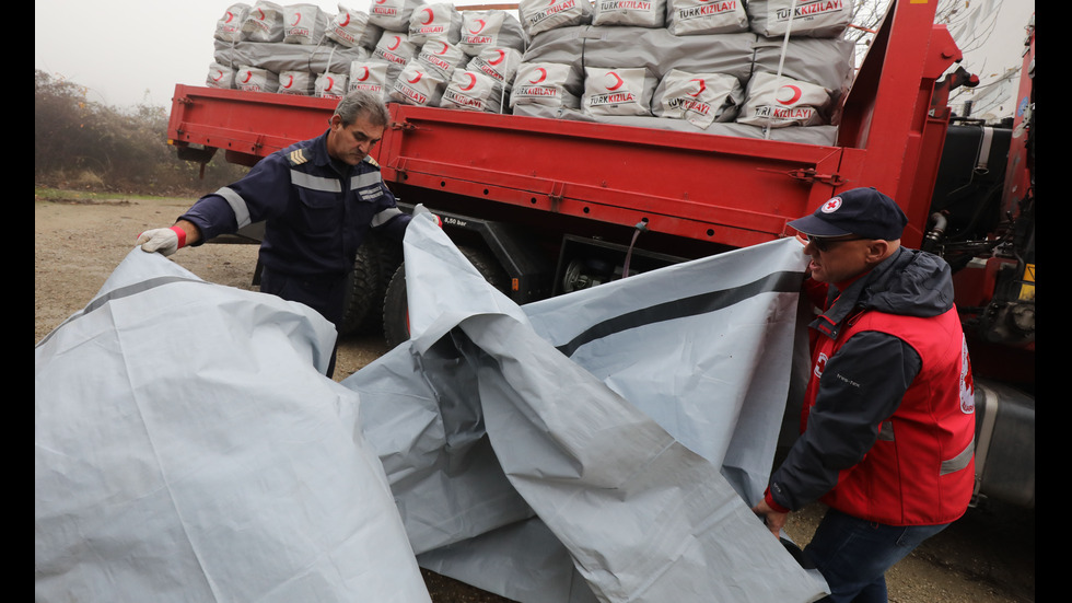Пожарникари и работници от БЧК натовариха помощите за Албани