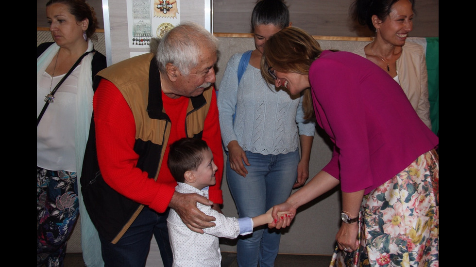 Захариева пред българската общност в Монреал: Вие сте най-добрите ни посланици по света