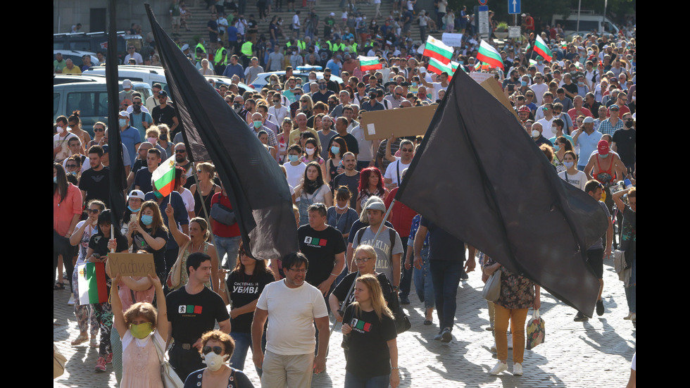 Шестият протест в София започна без напрежение