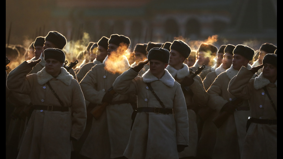 ВОЕНЕН ПАРАД В МОСКВА: Историческа възстановка на Червения площад