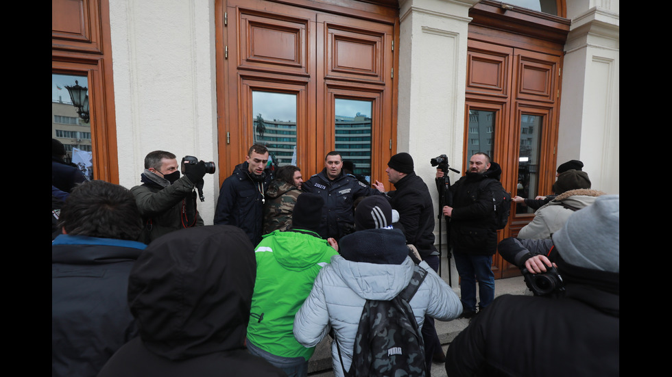 "Възраждане" организира протест срещу зеления сертификат, докараха водно оръдие пред НС