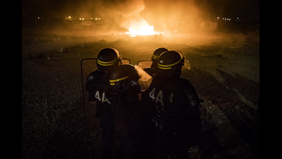 Сълзотворен газ срещу протестиращи мигранти край Кале