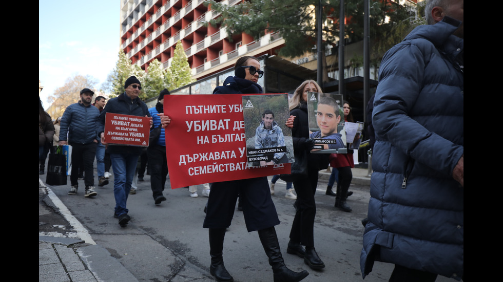 „Стига повече“: Протест в София срещу войната по пътищата