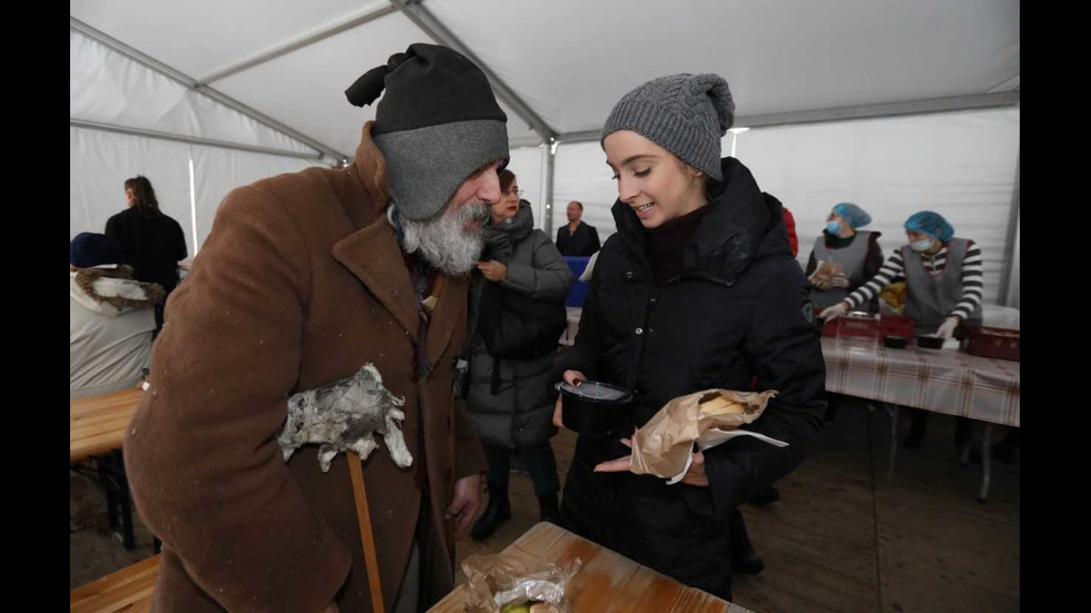 Мая Манолова и златните момичета дариха топла храна на бедни хора